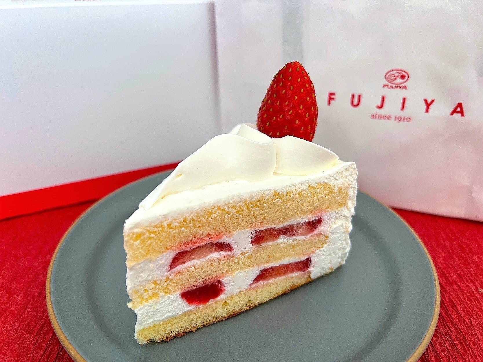 不二家の定番スイーツ「プレミアムショートケーキ(国産苺)」