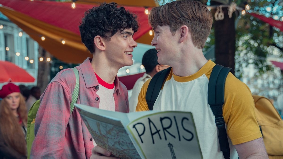 Two people smiling at each other, holding a map of Paris