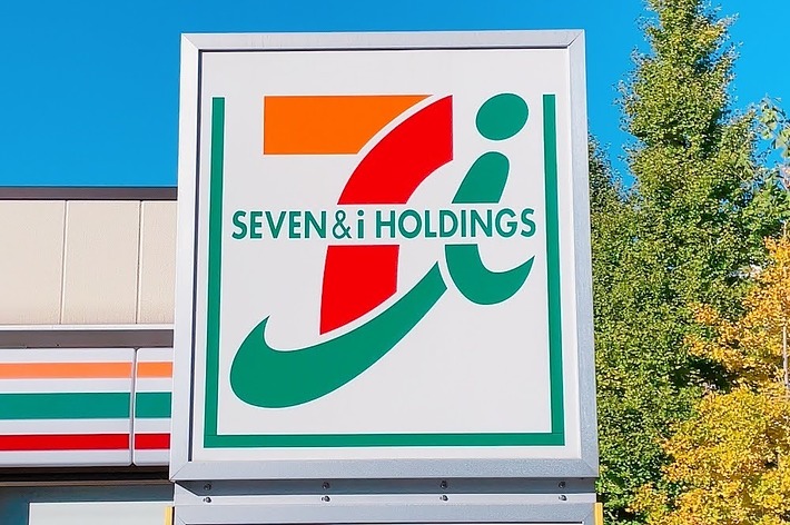 セブン＆アイ・ホールディングスのロゴが掲示された看板。