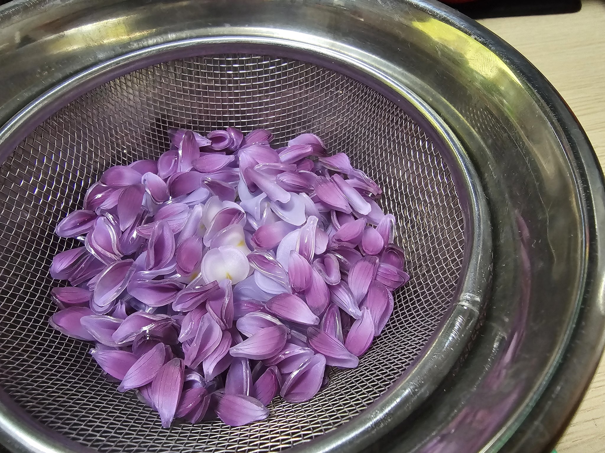 ザルに入った紫の花びら