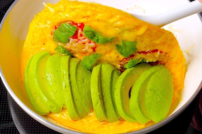 フライパンに入ったトマトチーズトルティーヤ