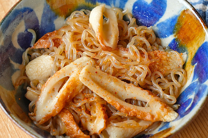 焼きそばと天かすが入ったどんぶりです。