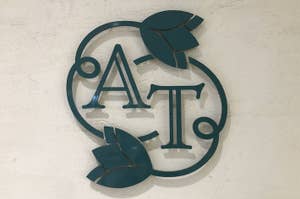 壁に取り付けられた装飾的な「AT」のモノグラム。