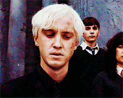Draco Malfoy y otros estudiantes de Slytherin en una escena de las películas de Harry Potter