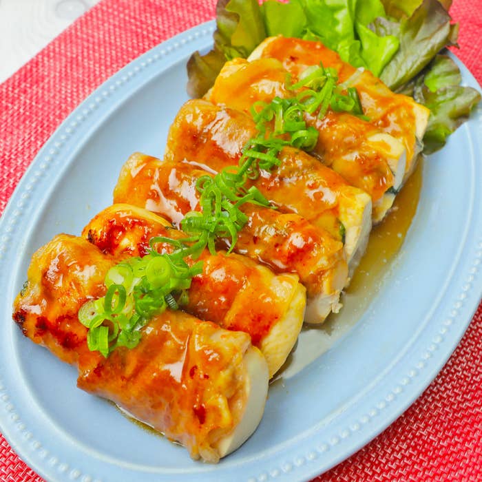 皿に盛られたネギトッピングの豆腐です。