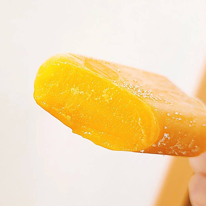 セブン-イレブンのおすすめスイーツ「7プレミアム まるで完熟マンゴー&白桃」ひんやり濃厚な味わい