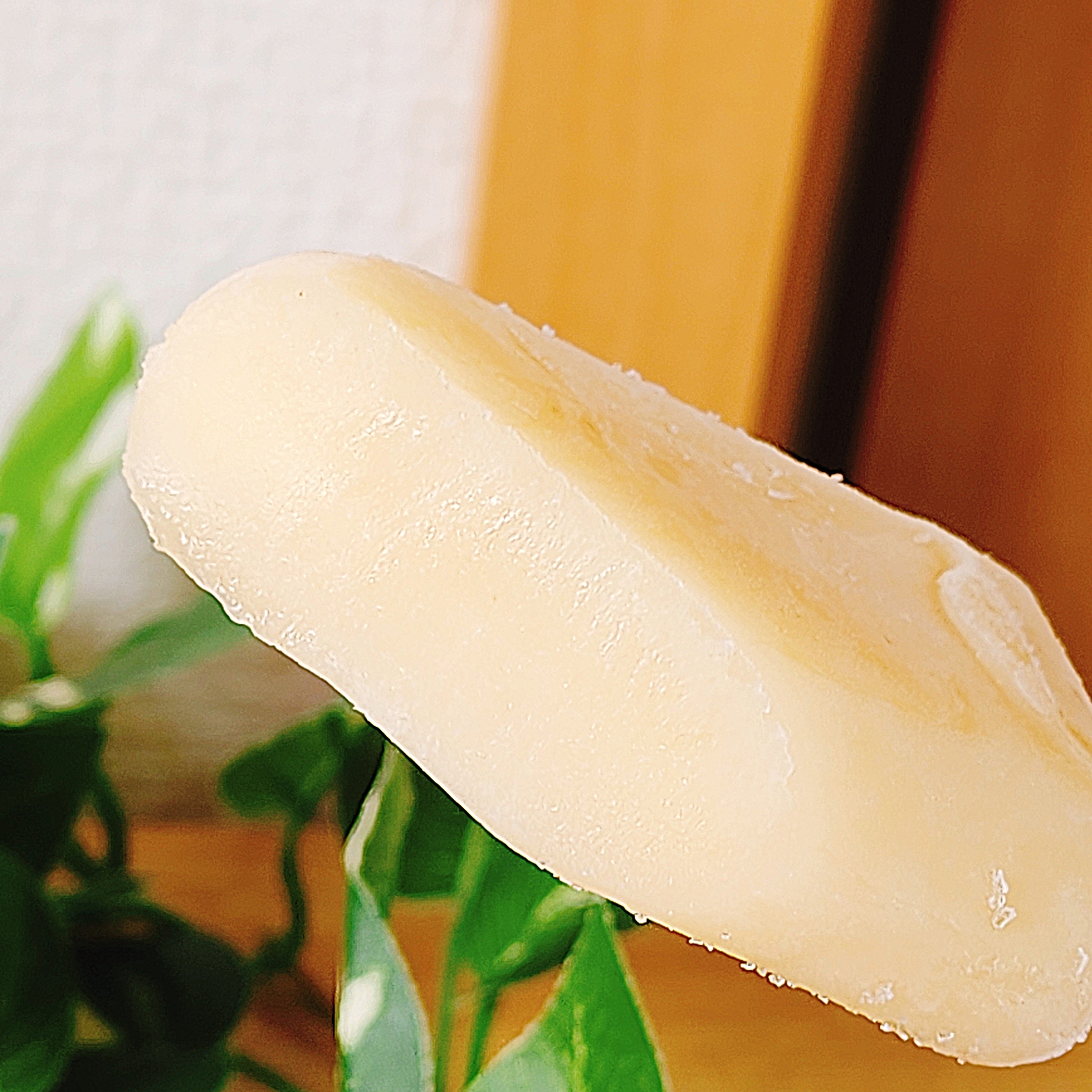 セブン-イレブンのおすすめスイーツ「7プレミアム まるで完熟マンゴー&白桃」ひんやり濃厚な味わい