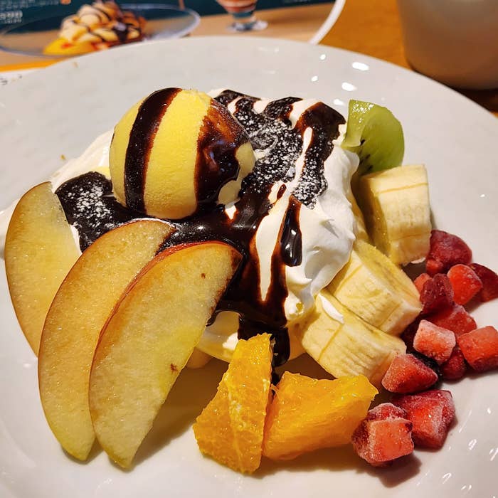 ココスのおすすめスイーツ「フルーツとふわとろホイップのショートケーキ」