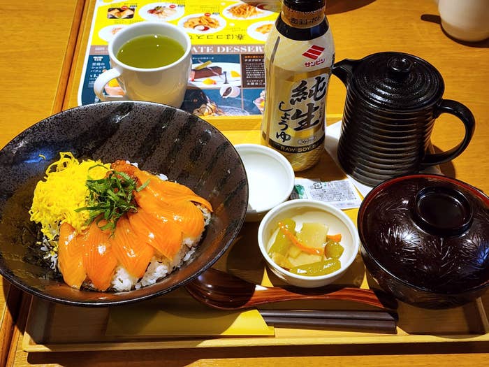 ココスのおすすめフード「2度おいしい!サーモン&いくら丼」