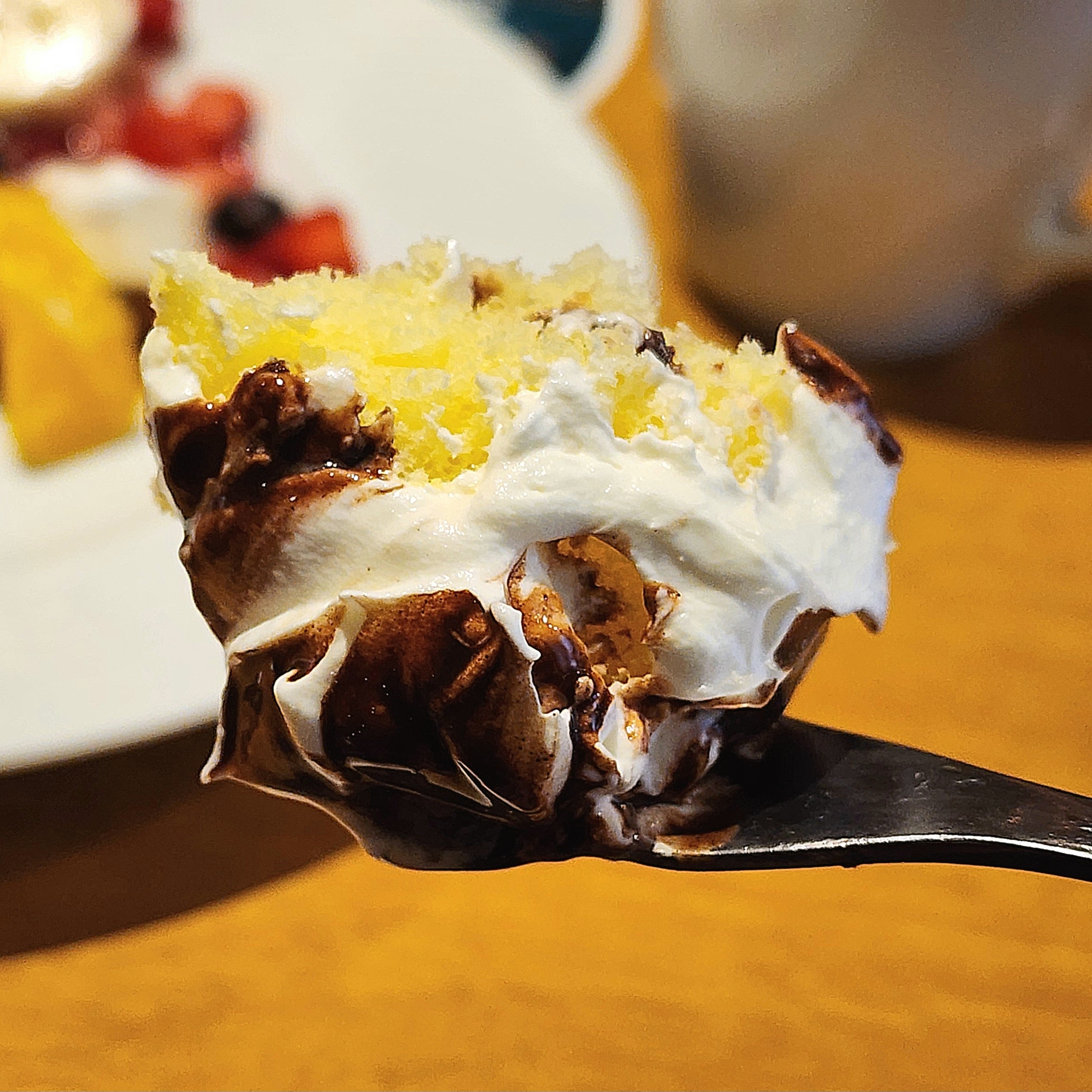 ココスのおすすめスイーツ「フルーツとふわとろホイップのショートケーキ」