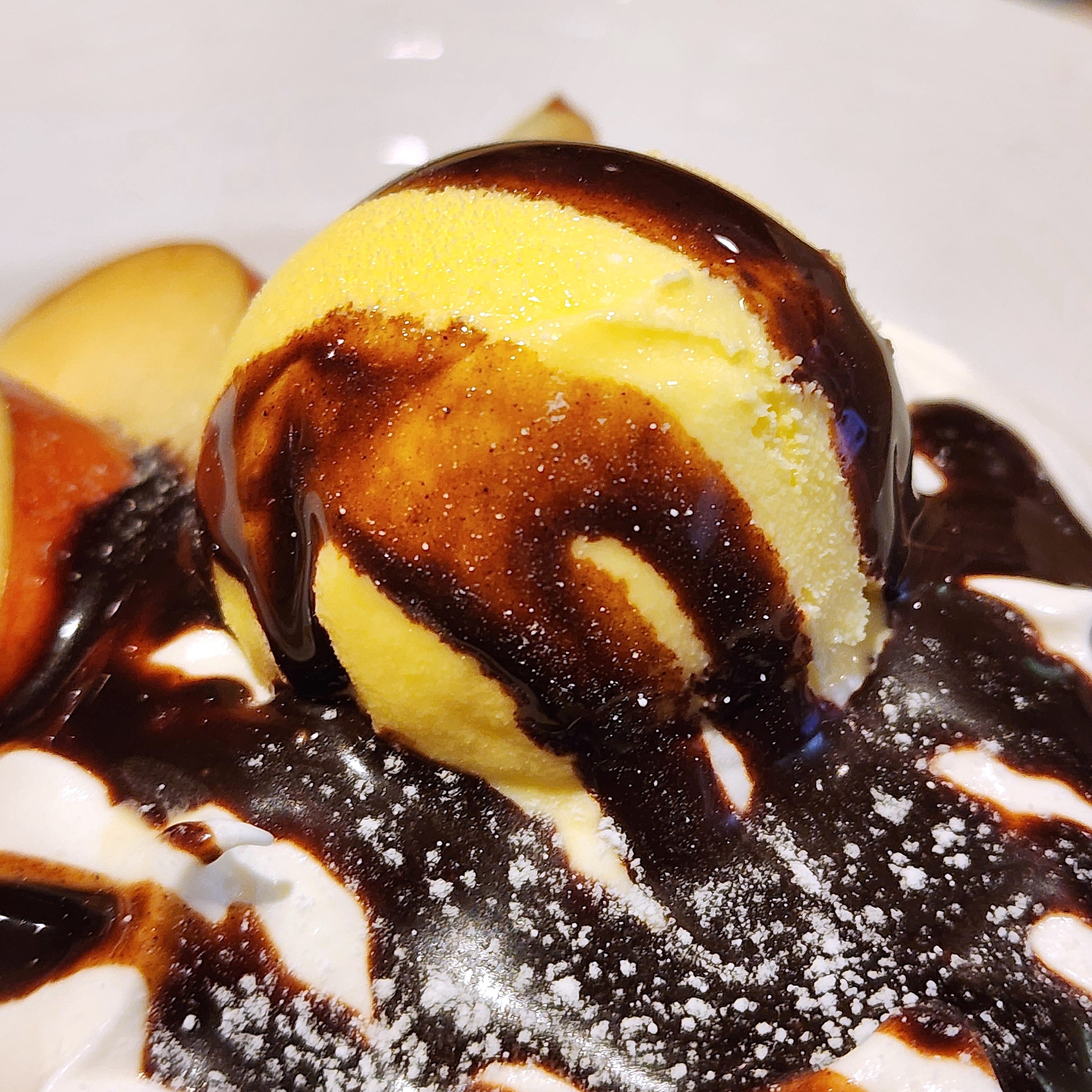 ココスのおすすめスイーツ「フルーツとふわとろホイップのショートケーキ」