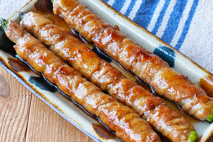 焼き鳥の串が皿に並んでいる。