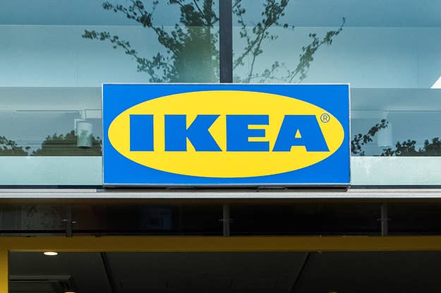 IKEAのロゴがある店舗の看板です。