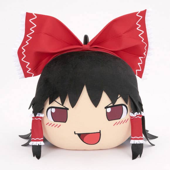 アニメキャラクターのぬいぐるみ、大きな赤いリボンと笑顔。