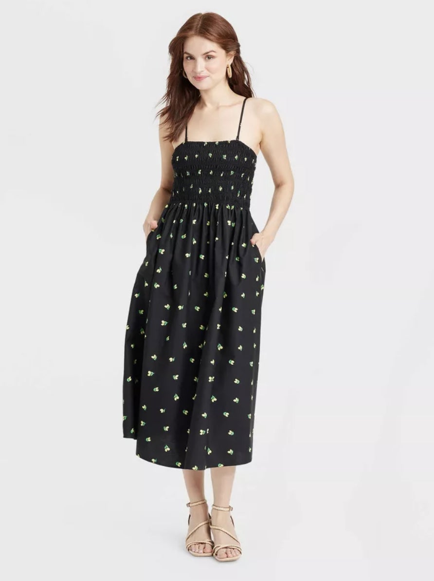 Model mengenakan midi dress smocked hitam