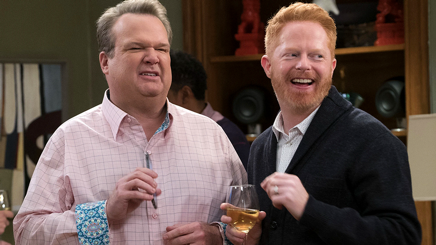 Eric Stonestreet y Jesse Tyler Ferguson, en una escena de una fiesta de la serie &quot;Modern Family&quot;, ambos sonrientes y celebrando, con bebidas en sus manos