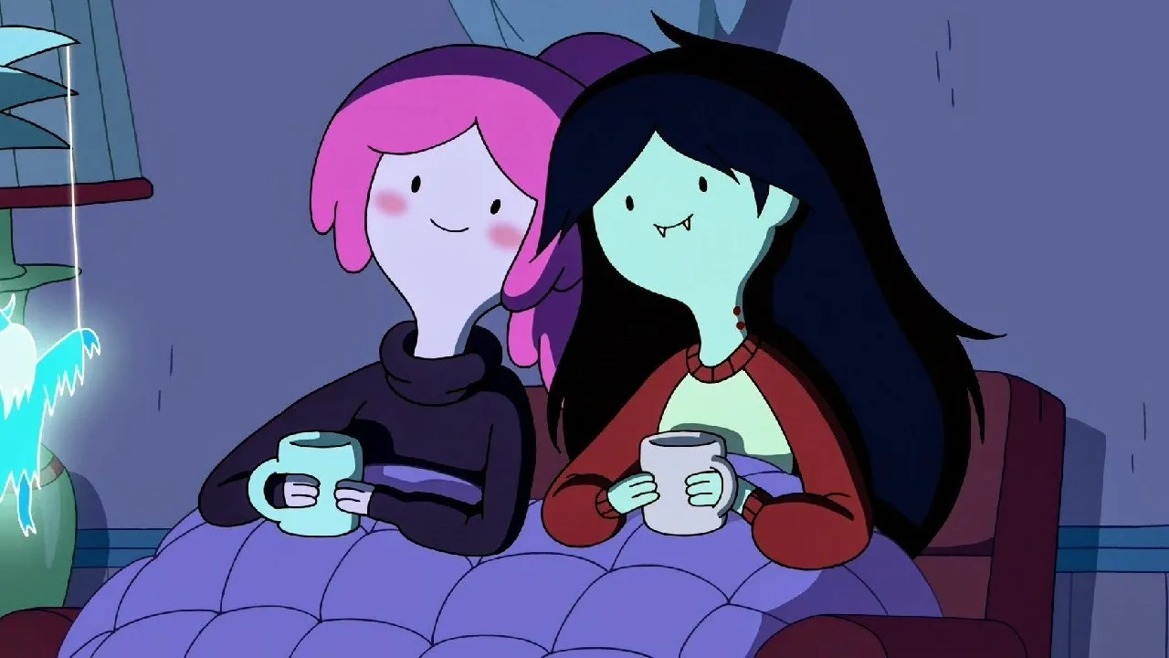 La imagen muestra a Princesa Chicle y Marceline, personajes de Adventure Time, sentadas juntas en la cama, sonriendo y sosteniendo tazas