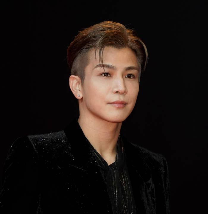 岩田剛典がレッドカーペットに登場し、スタイリッシュな黒のスーツを着ています。