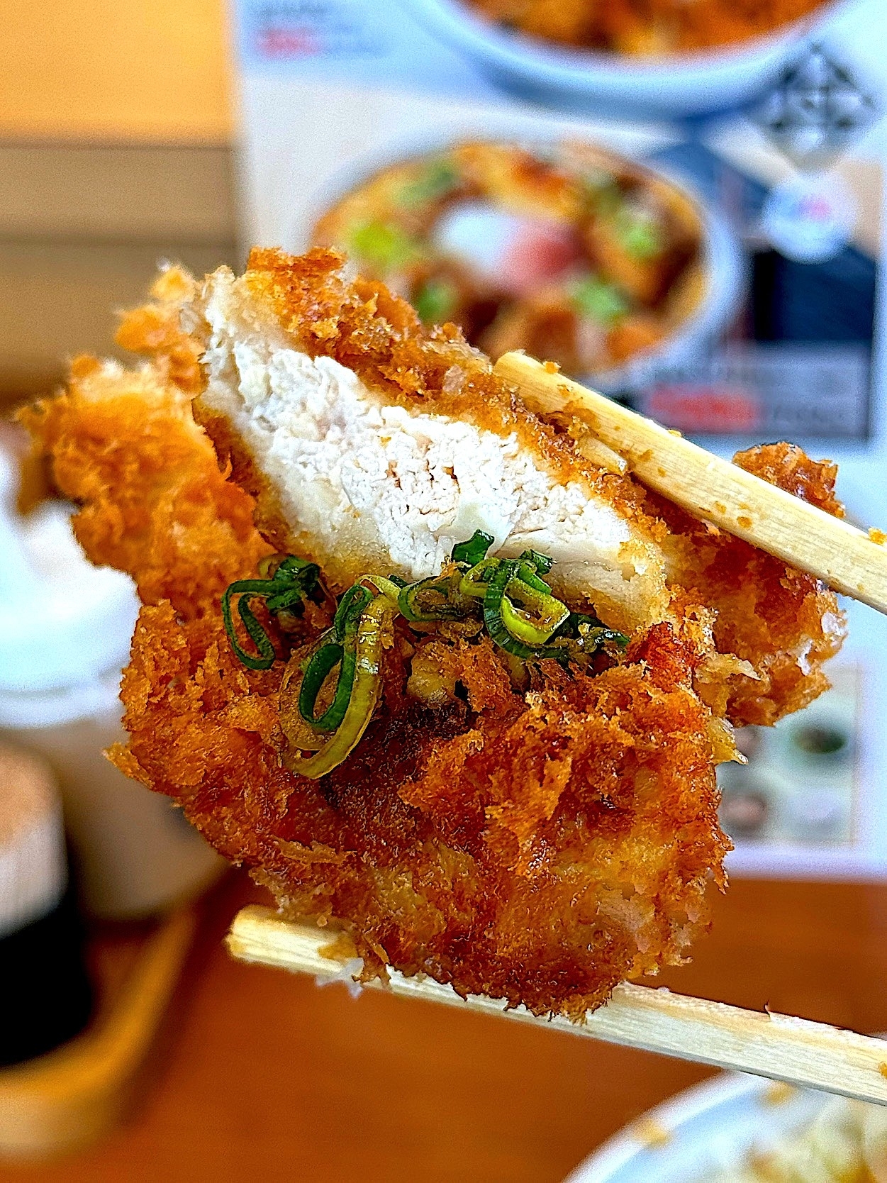 かつやのおすすめメニュー「まぐろカツとささみカツの合い盛り丼」