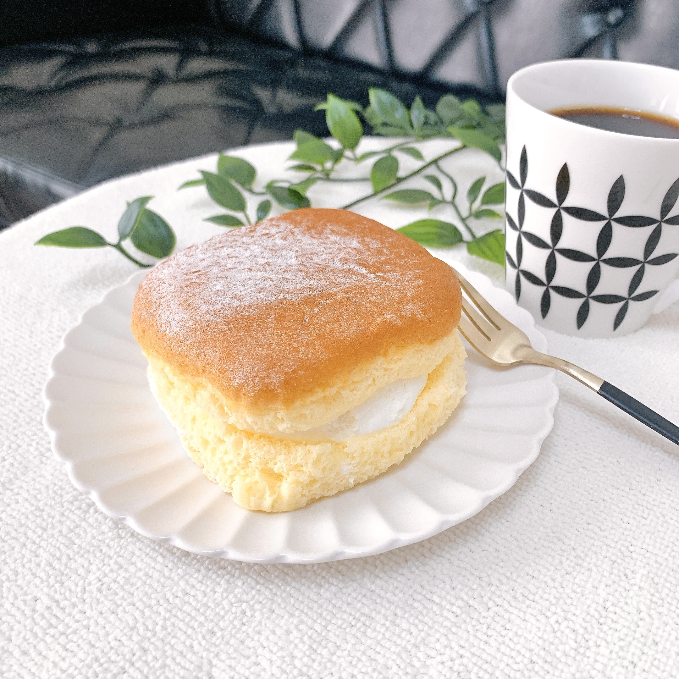 FamilyMart（ファミリーマート）のおすすめのスイーツ「クリームがおいしい ふわふわ台湾カステラ」