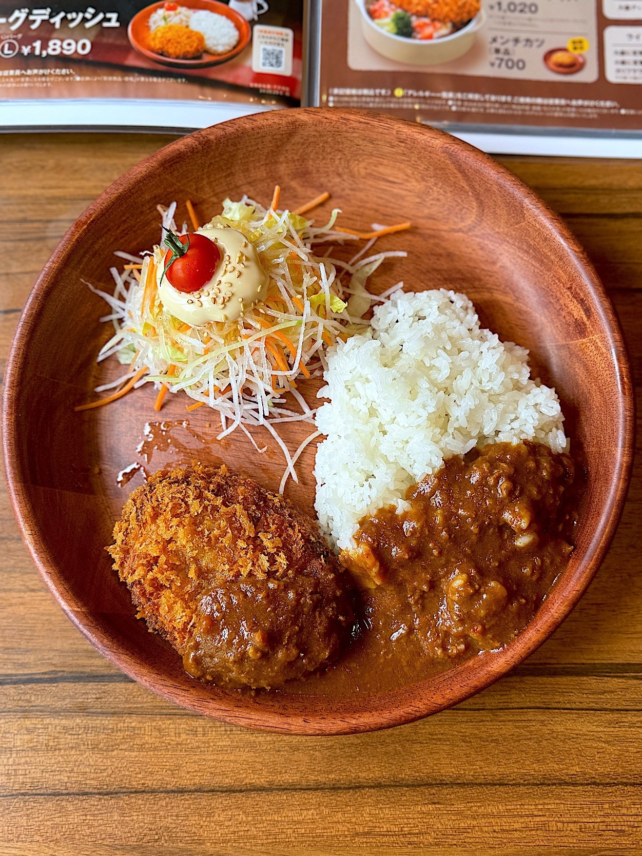 びっくりドンキーのおすすめメニュー「メンチカツカレーディッシュ」