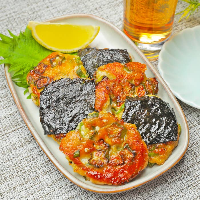 はんぺん料理。レモンのくし形切りとシソの葉も添えられている。