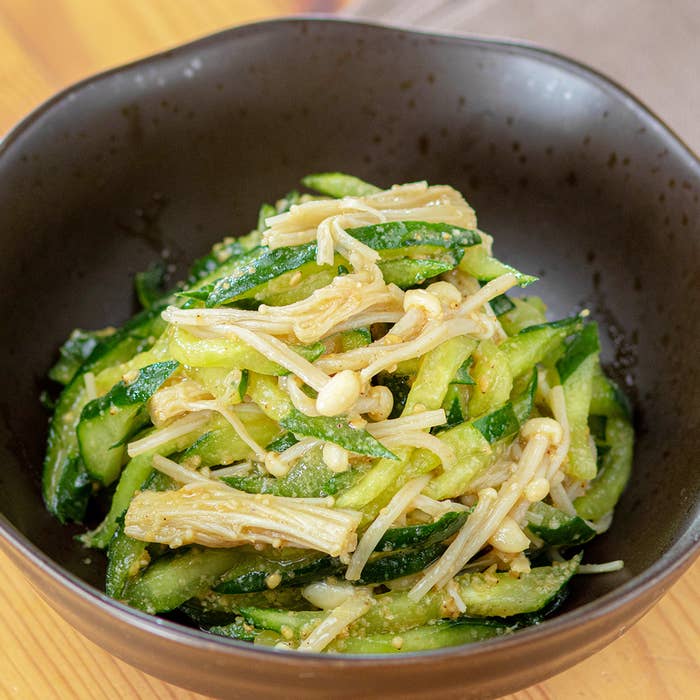 きゅうりとえのきだけの和え物が黒いボウルに盛られている。