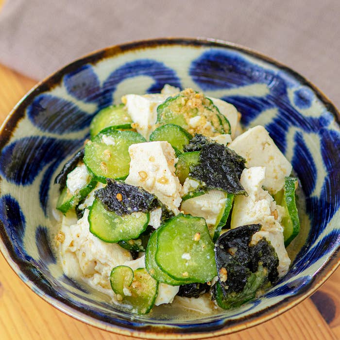小鉢の中に盛り付けられた豆腐、きゅうり、のりの和え物。ゴマがアクセントとして散らされている。