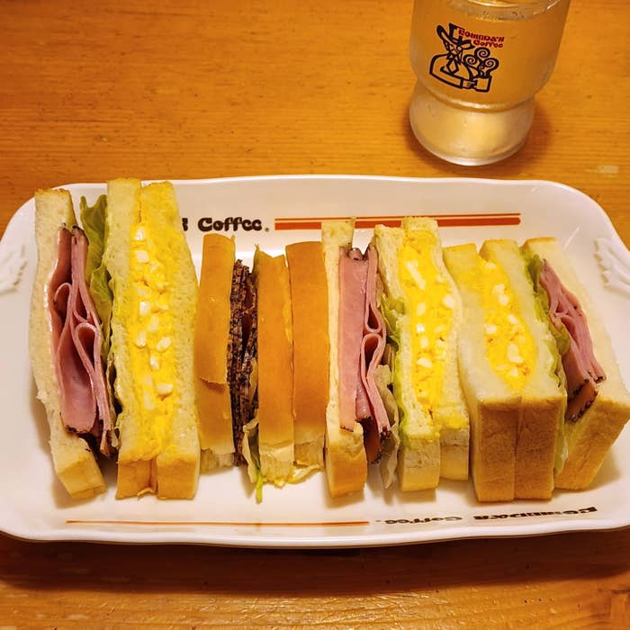 コメダ珈琲店のおすすめサンド「ペッパーポークとたまごの具沢山サンド」