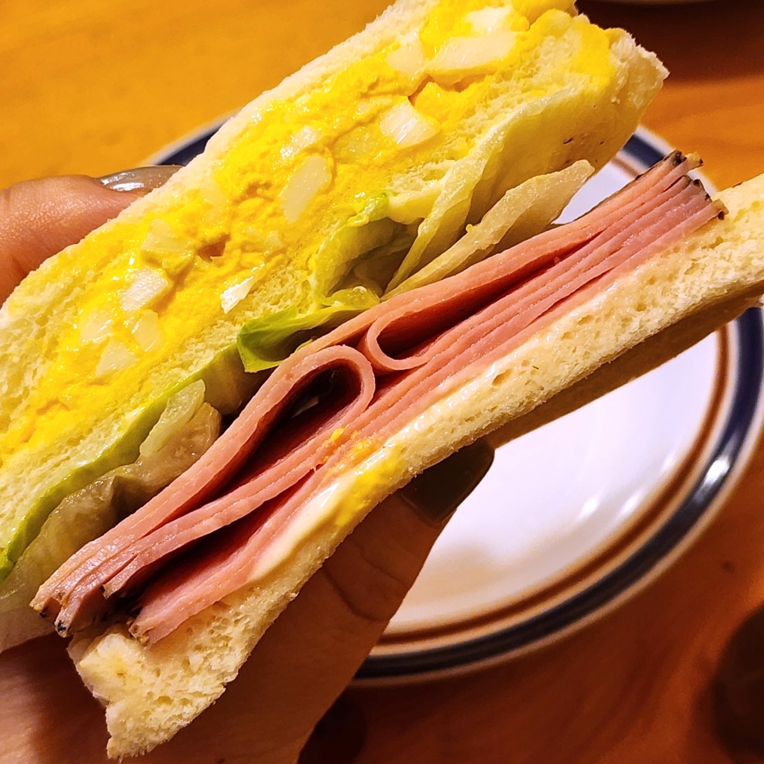 コメダ珈琲店のおすすめサンド「ペッパーポークとたまごの具沢山サンド」