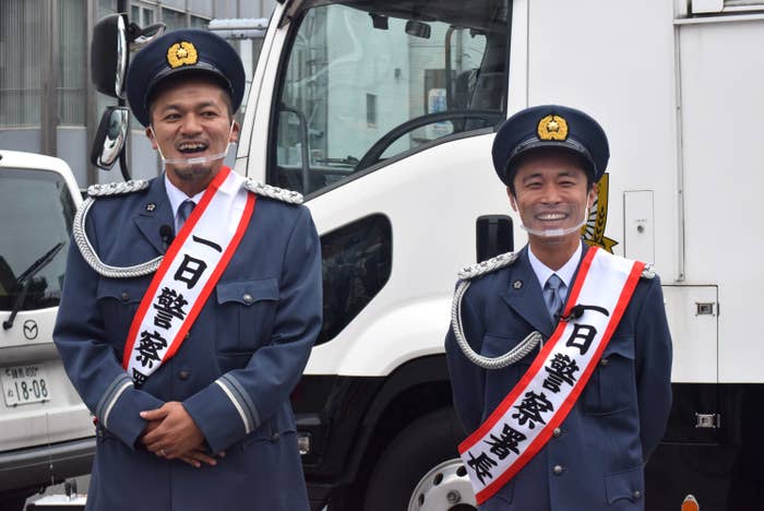 お笑いコンビ・カミナリの（左から）竹内まなぶさんと石田たくみさん（時事通信）