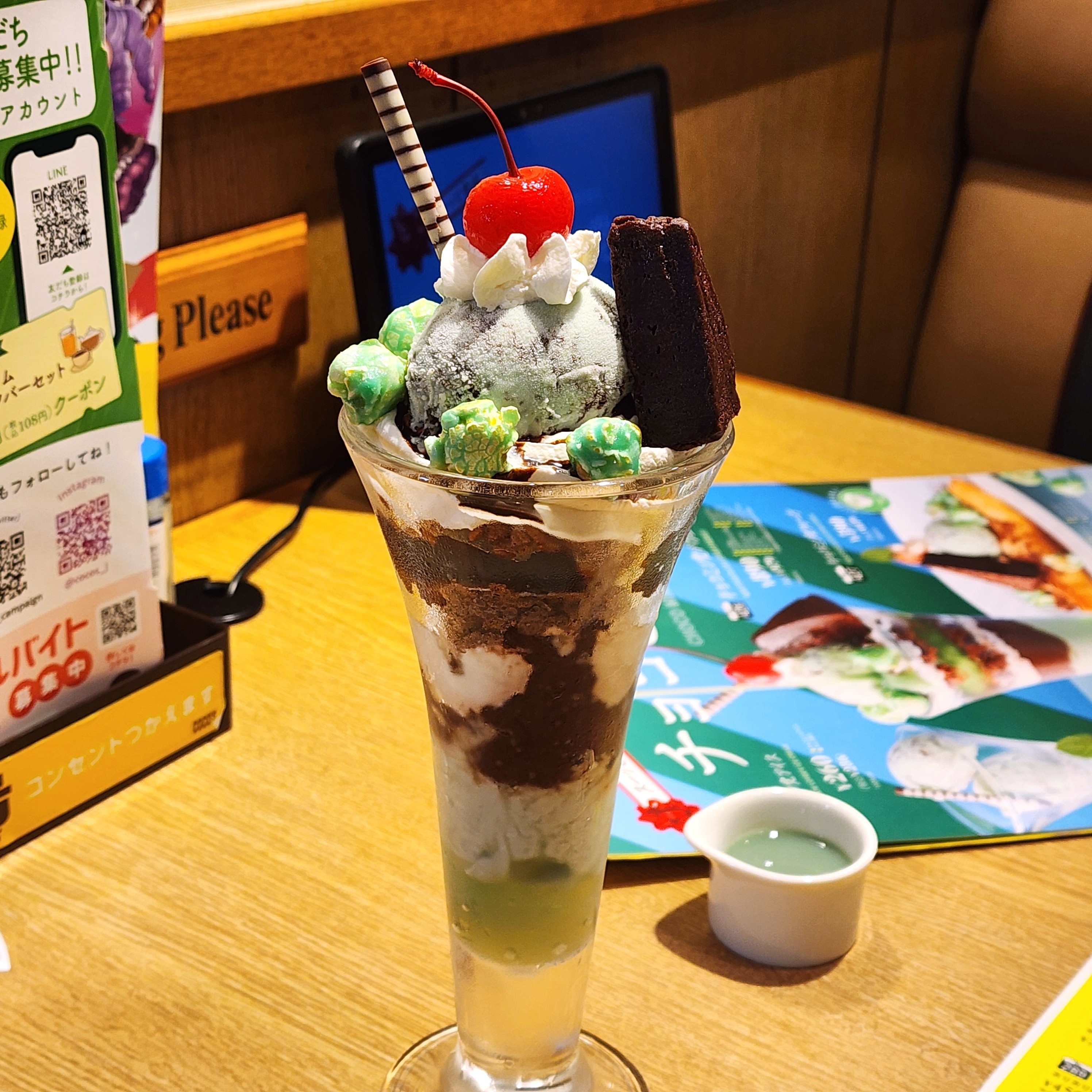 ココスのおすすめスイーツ「チョコミン党パフェ」