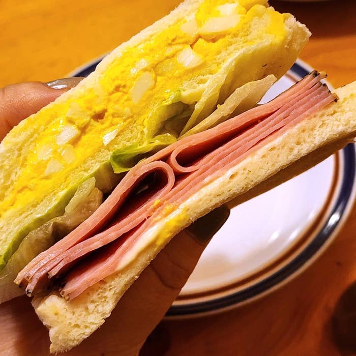 コメダ珈琲店のおすすめサンド「ペッパーポークとたまごの具沢山サンド」