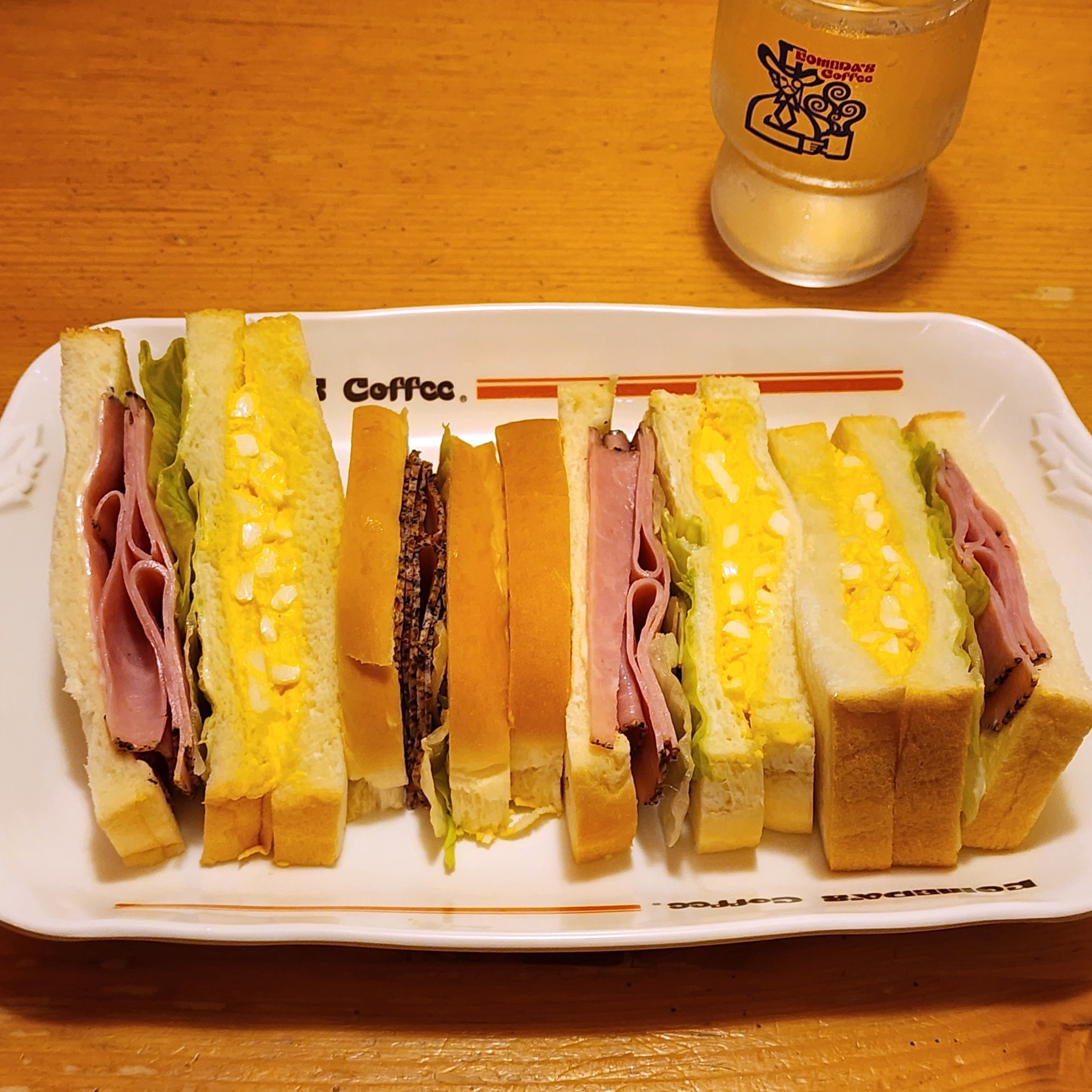 コメダ珈琲店のおすすめサンド「ペッパーポークとたまごの具沢山サンド」