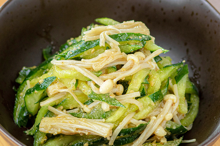 キュウリとエノキの和風サラダの写真。