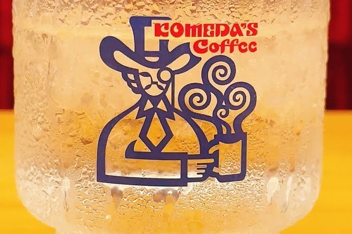 コメダ珈琲のロゴが入った霜の付いたグラス。