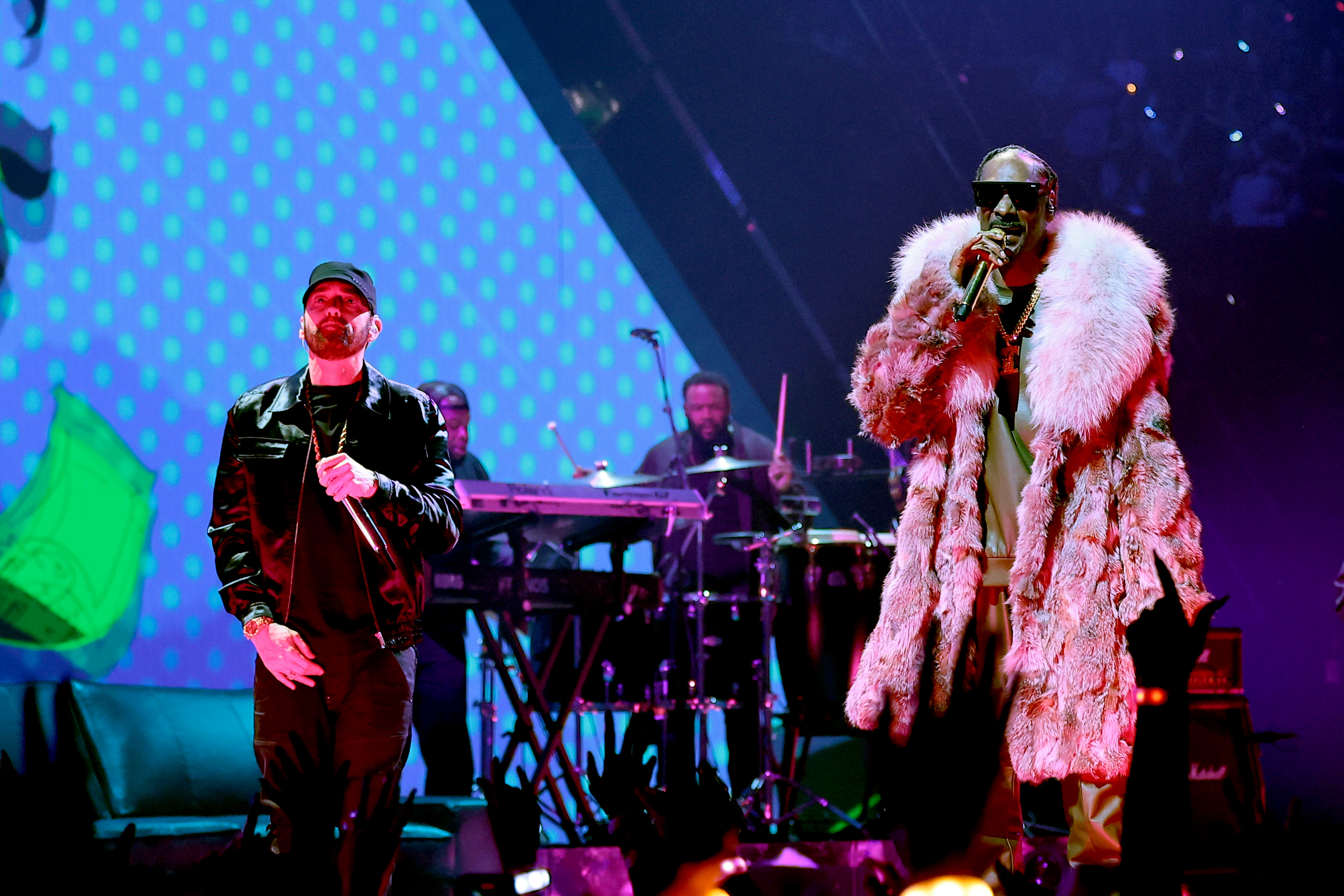 Eminem and Snoop Dogg make the most of their reconciliation on the VMA stage.
