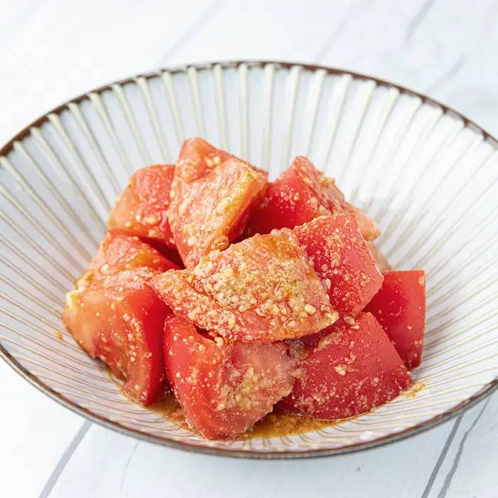 ボウルに盛られたトマトの和え物。
