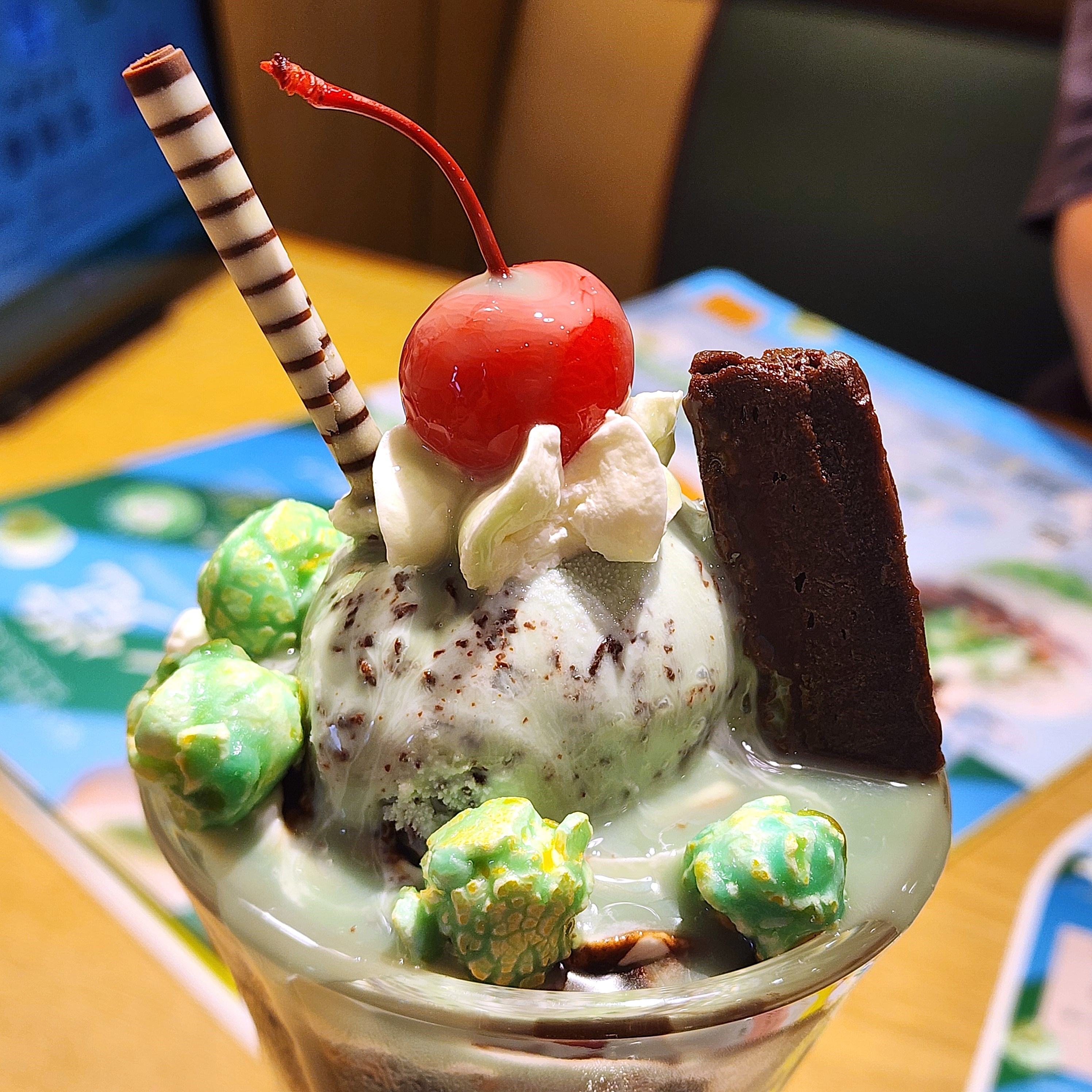 ココスのおすすめスイーツ「チョコミン党パフェ」