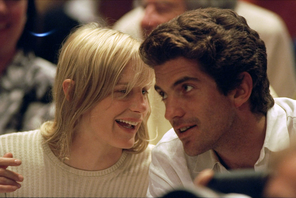 Daryl Hannah and John F. Kennedy Jr talking at a Knicks game