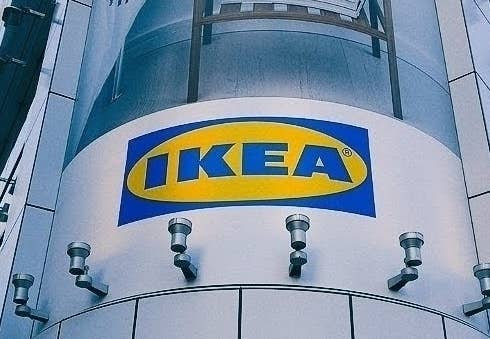IKEAのロゴが表示された建物の外観。