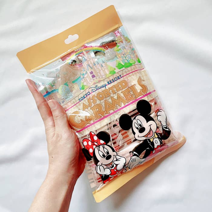 東京ディズニーランドのおすすめお土産「キャラメル 袋 ミッキー ミニー」
