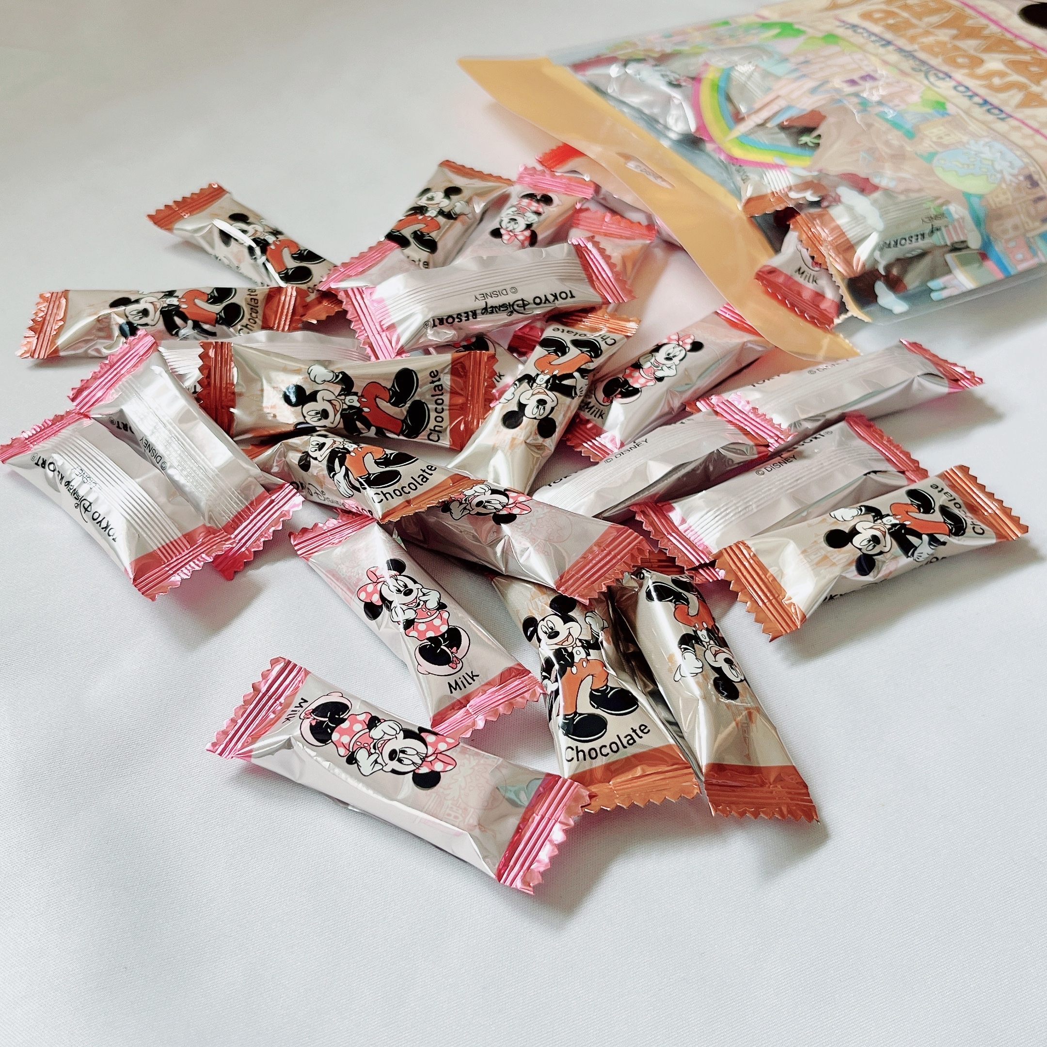 ディズニー土産の正解、これじゃん…！ミッキー＆ミニーの「大容量お菓子」1個14円だからバラマキ用にぴったり！