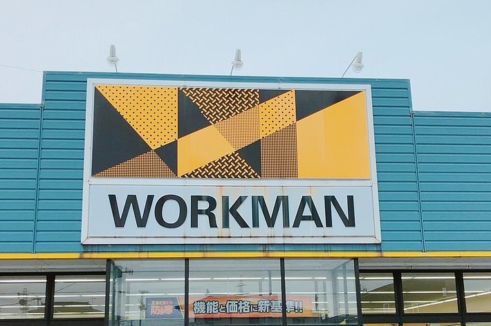 ワークマン店舗の外観。正面には店舗名と大きな窓があり、中の様子が少し見える。