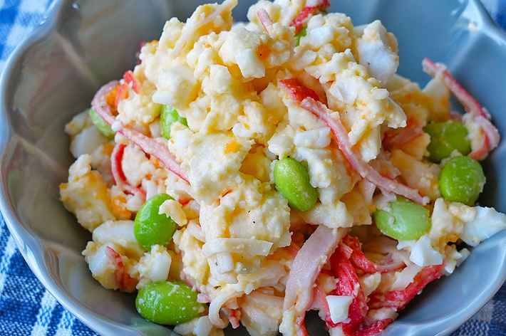 お皿に盛られたエダマメとカニ風サラダのクローズアップ。