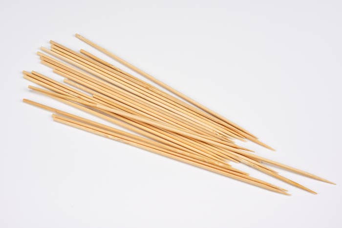 斜めにずらりと並んだ竹串のイメージ写真