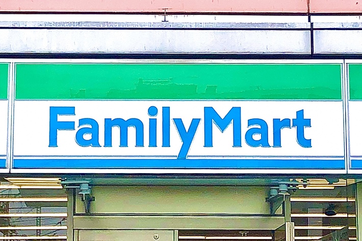 ファミリーマートの正面入口。