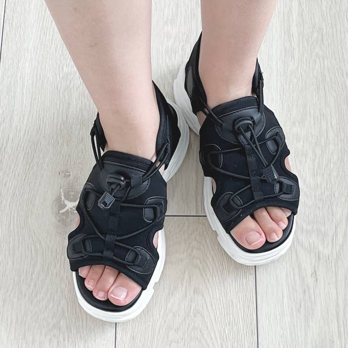 ハニーズのおすすめシューズ「コード付スポーツサンダル」