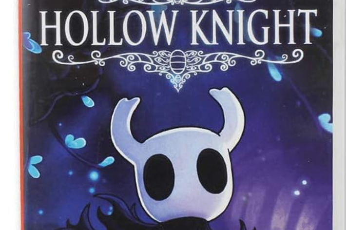 「HOLLOW KNIGHT」ビデオゲームのカバーアート。白いマスクを被ったキャラクターが中央に描かれている。