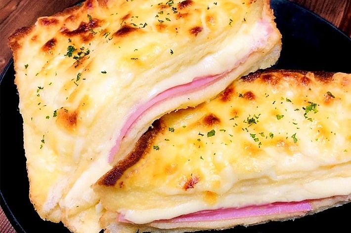 クロックムッシュの断面。焼き上げられたトーストにハムとチーズがサンドされています。